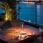 Lampe de chevet sans fil, sur une table de dîner, au bord de la mer.