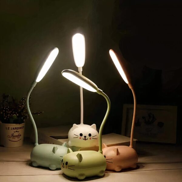 Lampe LED kawaii de chaque couleur, disposées en rond et allumées, sur un meuble en bois.