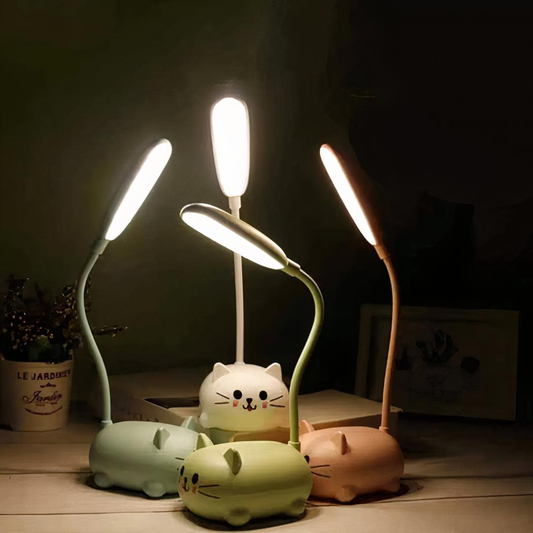 Lampe LED kawaii de chaque couleur, disposées en rond et allumées, sur un meuble en bois.
