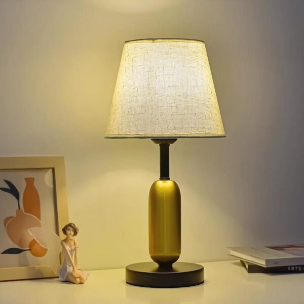 Lampe LED scandinave allumée et posée sur un meuble.