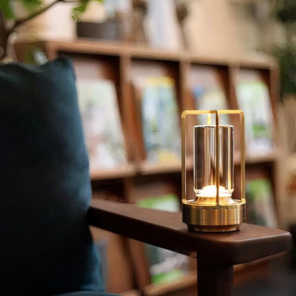 Lampe tactile industrielle sur l'accoudoir d'un fauteuil en bois, dans un salon.