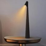 Lampe de chevet en plusieurs couleurs posé sur une table