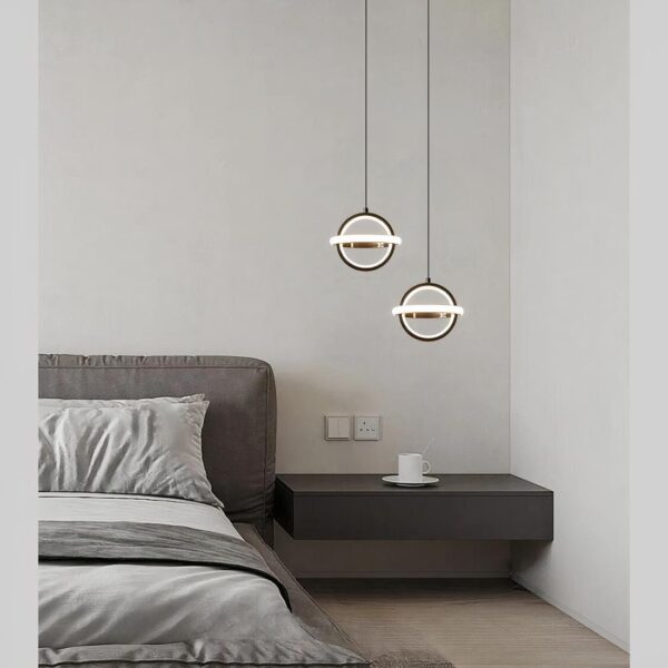 Lampe design noire mise en scène dans une chambre à coucher, de chaque côté d'un lit.