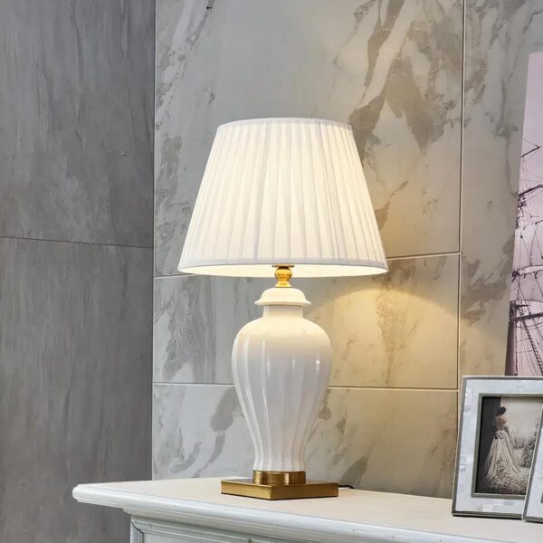 lampe de chevet ancienne blanche en céramique