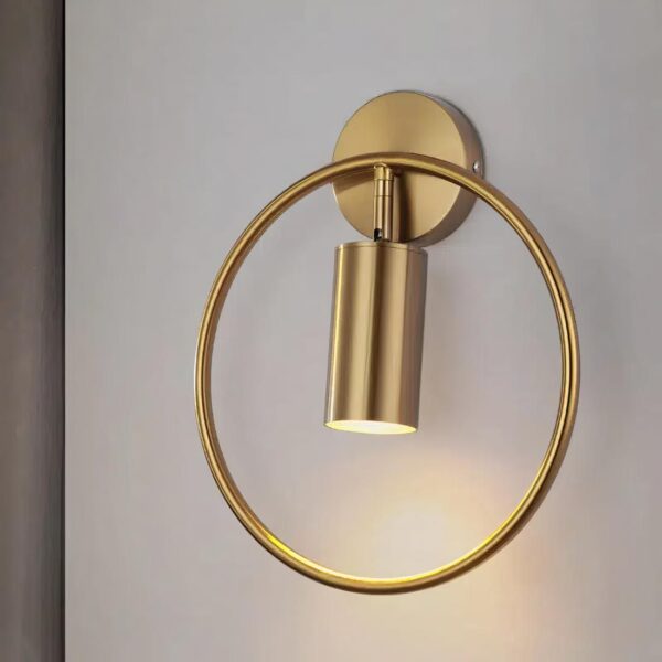 lampe de chevet scandinave murale de couleur doré accroché sur un mur