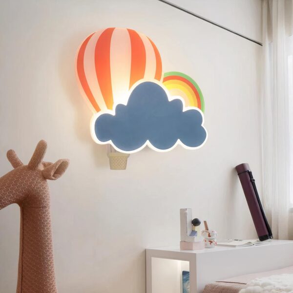 Lampe de chevet murale nuage et montgolfière, accrochée au mur d'une chambre d'enfant et allumée.