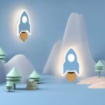 Lampe de chevet murale fusée bleue sur un mur et dans un univers imaginaire avec des arbres venus d'un autre monde et devant des montagnes glacées.