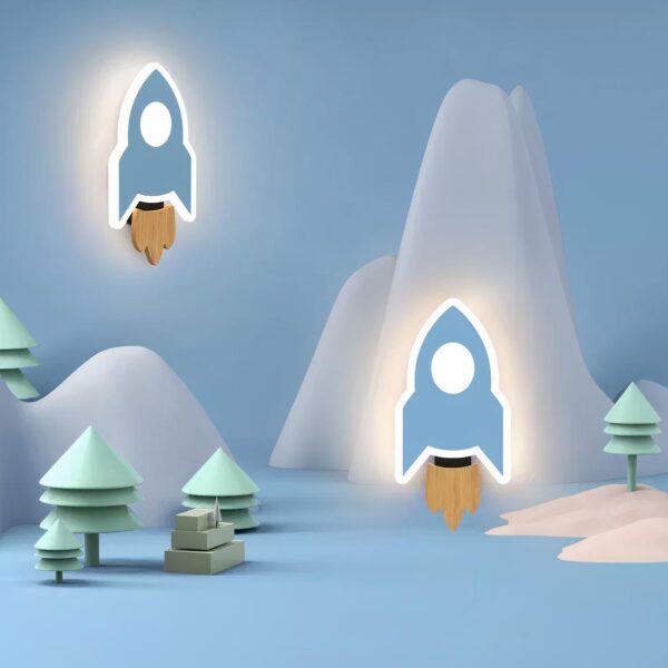 Lampe de chevet murale fusée bleue sur un mur et dans un univers imaginaire avec des arbres venus d'un autre monde et devant des montagnes glacées.