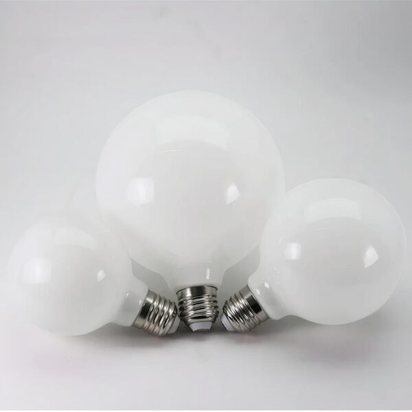 3 ampoules éteintes les une à côté des autres, de 3 tailles différentes.