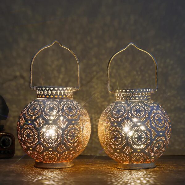 Ensemble de lampes de chevets orientales posées sur une table