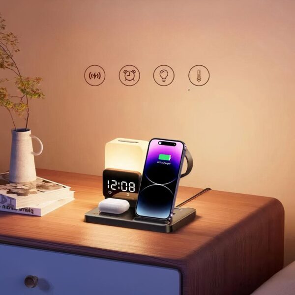 Lampe chargeur induction multifonction qui charge des appareils et dont la lampe est allumée, posée sur une table de chevet, dans une chambre à coucher.