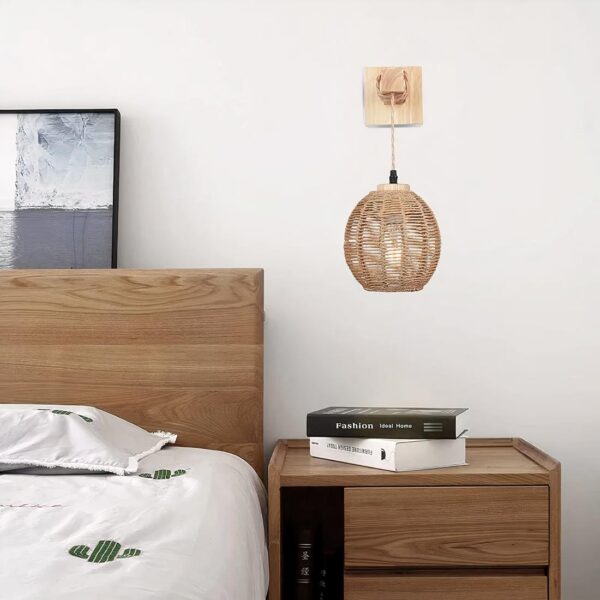 lampe de chevet murale en bois accroché sur un mur à côté d'un lit