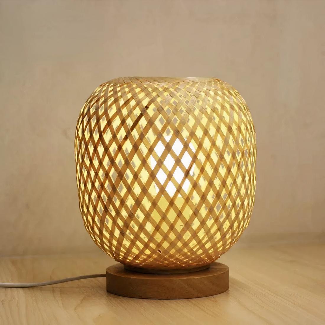 4076-ppjpx9.jpg lampe de chevet bohème en bambou posé sur une table