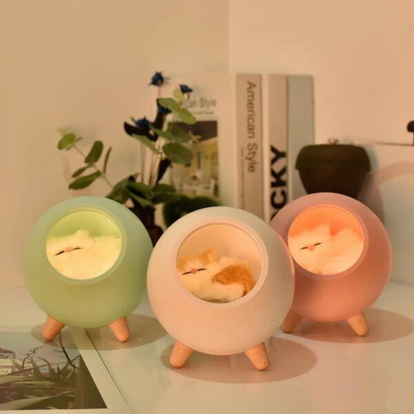 Lampe de chevet chaton mignon avec un fond une étagère blanche avec des livres