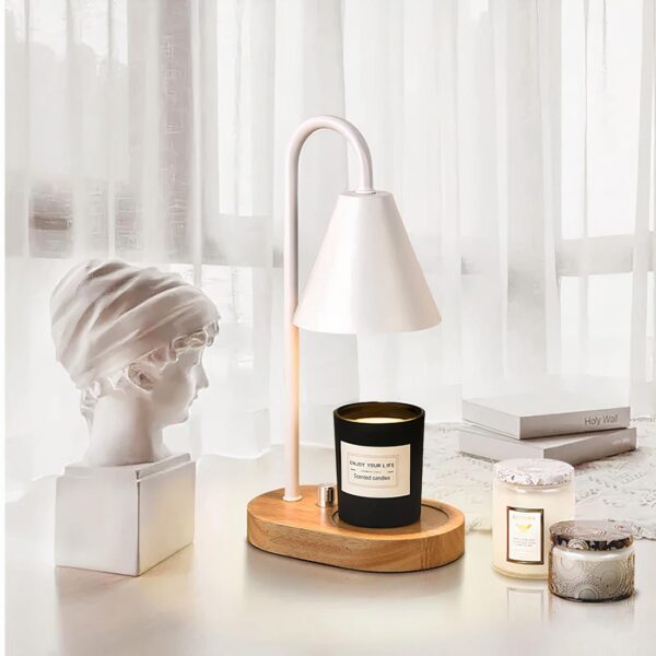 lampe de chevet cocooning avec socle pour bougie posé sur une table près d'une statue