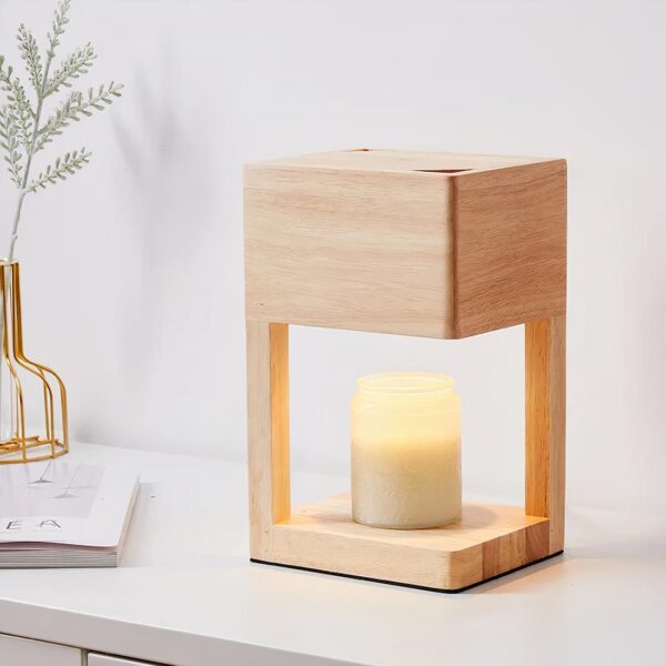 lampe de chevet cocooning en bois avec une bougie posé près d'une plante sur une table