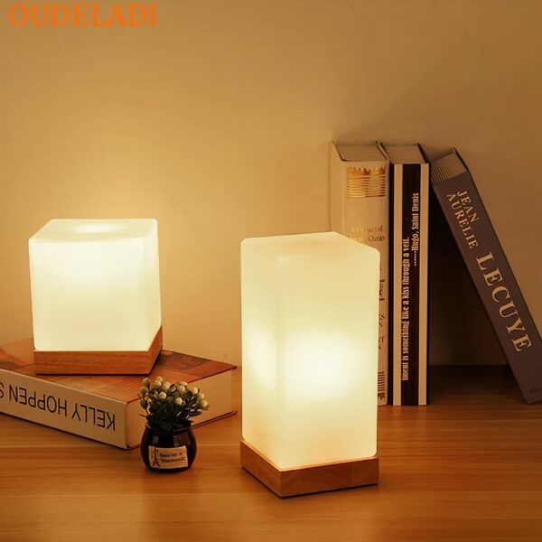 lampe de chevet cocooning posé sur un bureau près de différents livres
