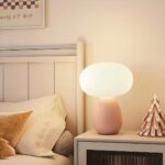 lampe de chevet au design italien sur une table de chevet posée près d'un lit