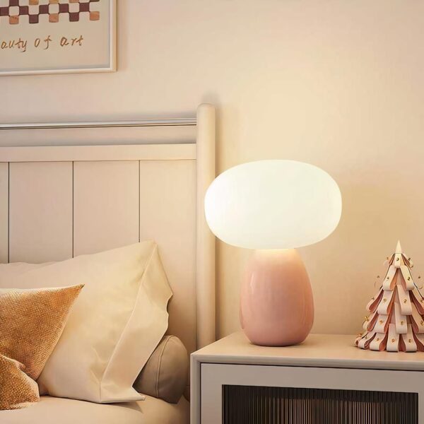 lampe de chevet au design italien sur une table de chevet posée près d'un lit