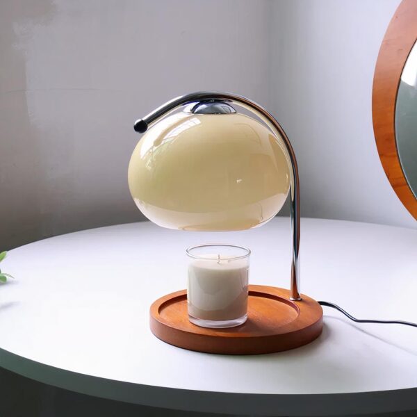 lampe de cehevt au design italien en verre avec un socle et une bougie posée