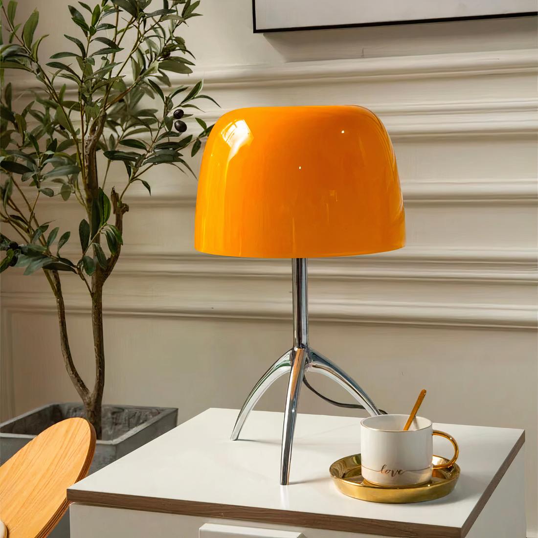 Lampe-de-bureau-tr-pied-post-moderne-lampe-de-table-d-art-de-designer-italien-base 4 lampe de chevet design italien posée sur une table avec une tasse de café