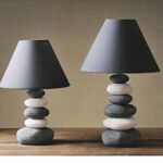 Deux lampes de chevet avec un abat-jour gris et un socle avec dse galets blancs et gris