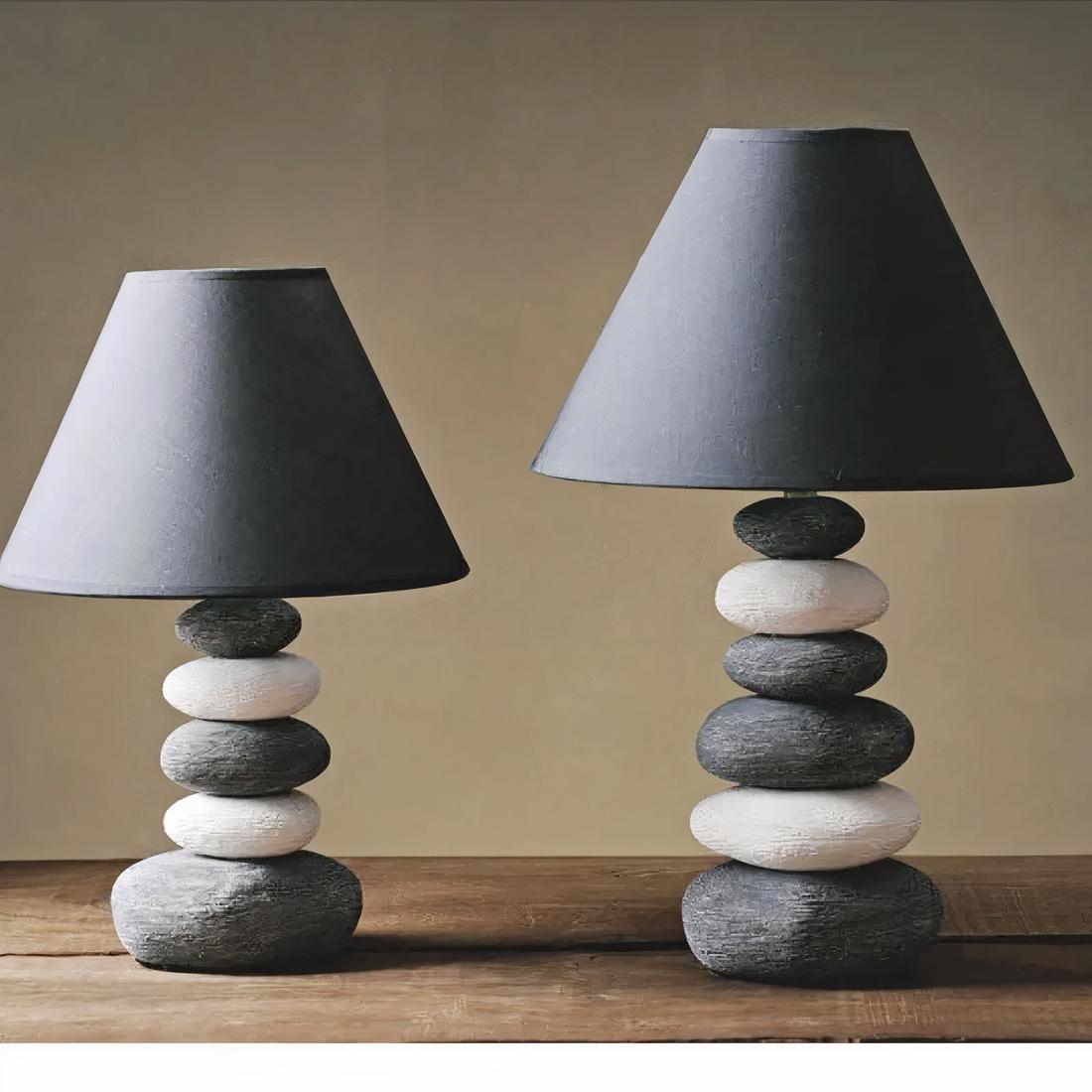 5919-vzwi5o.jpg Deux lampes de chevet avec un abat-jour gris et un socle avec dse galets blancs et gris