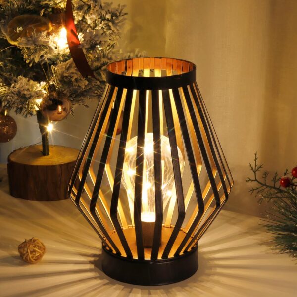 lampe de chevet industrielle en métal posée sur une table avec des décorations de Noël