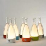 Lampe de chevet industrielle portable sans fil de différente couleurs posées sur une table