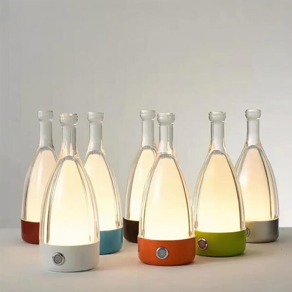 Lampe de chevet industrielle portable sans fil de différente couleurs posées sur une table