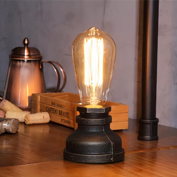 lampe de chevet industrielle rétro en forme d'ampoule posé sur une table près de nourriture