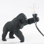 lampe de chevet en forme de gorrille en 3 pièces posé sur un livre