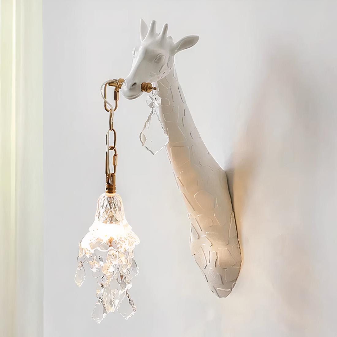 lampe de chevet jungle en forme de girafe murale posé sur un mur