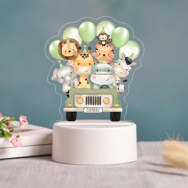 lampe de chevet jungle style veilleuse posé sur une table près d'un livre