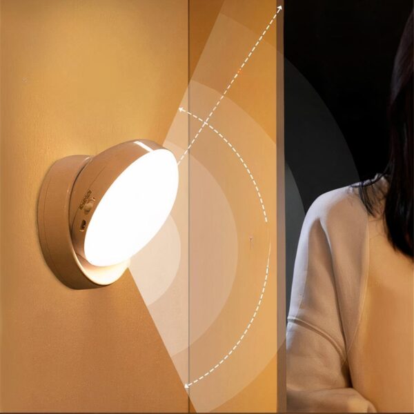 Lampe de chevet LED détecteur de mouvement, fixé sur un mur de chambre.
