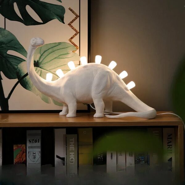 Lampe de chevet motif dinosaure blanc avec un fond, une étagère en bois