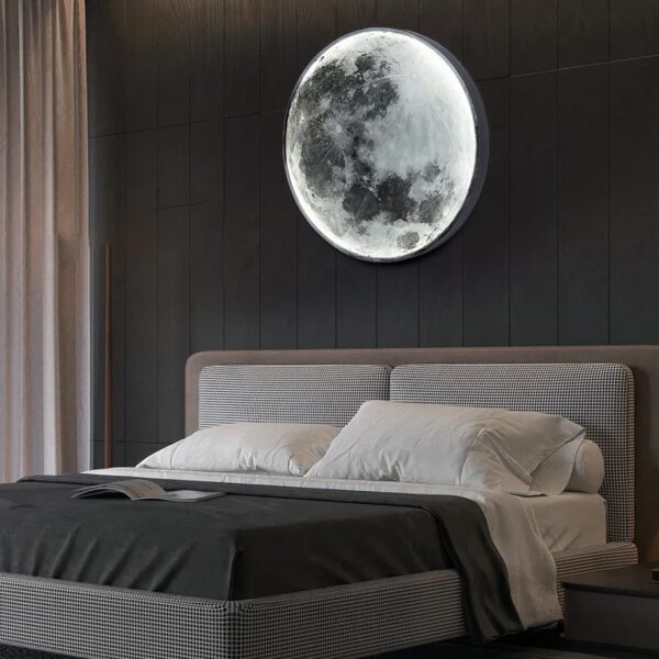 Lampe de chevet murale lune, accrochée au mur et au-dessus d'un lit dans une chambre à coucher.