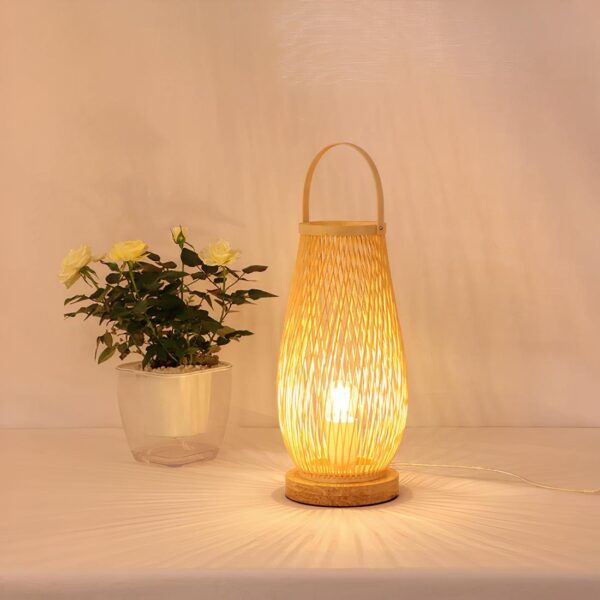 lampe de chevet naturelle moderne posé sur une table près d'un vase