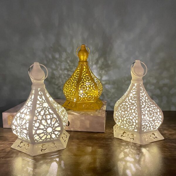 lampe de chevet orientale en 3 modèles différents posés sur une table