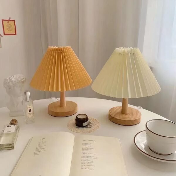 lampe de chevet piable posé sur une table avec un livre