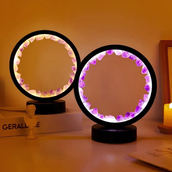 Lampe de chevet rechargeable en pierre naturelle allumée et posée sur un meuble, sur fond blanc.