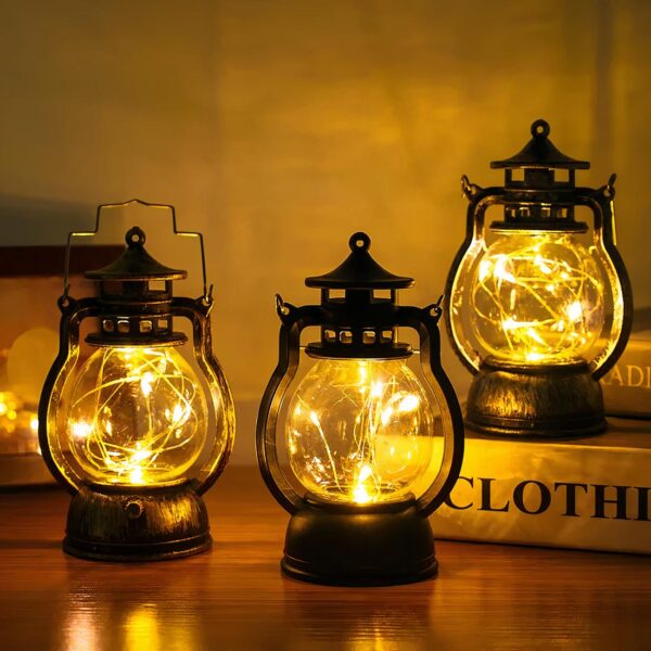 lampe de chevet rétro en forme de lanterne posé sur un livre et une table