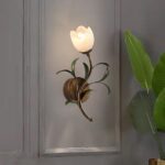 Lampe de chevet rétro en forme de fleur murale accroché sur un mur