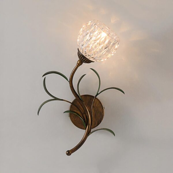 Lampe de chevet rétro murale en forme de fleurs posé sur un mur