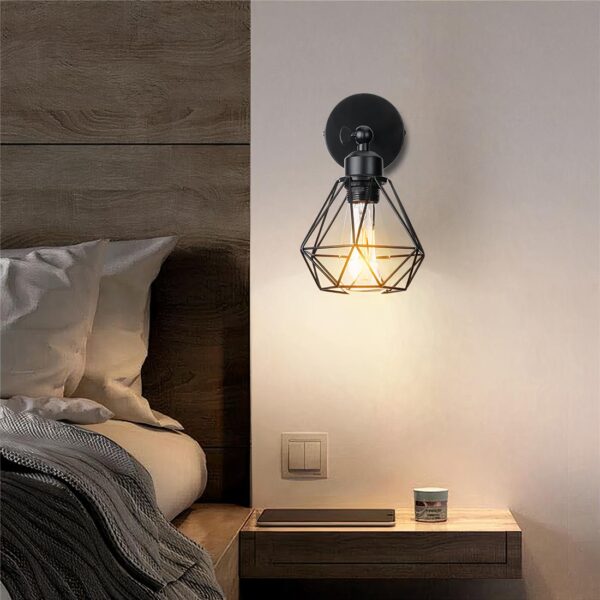 lampe de chevet murale en métal posé sur un mur près d'un lit