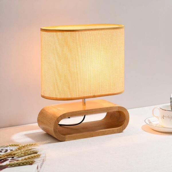 lampe de chevet en bois sur une table de chevet près d'une tasse à café