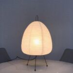 lampe de chevet scandinave style lanterne posé sur une table