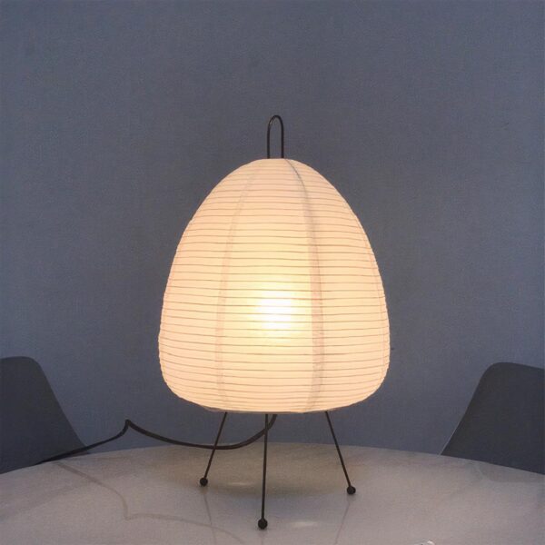 lampe de chevet scandinave style lanterne posé sur une table