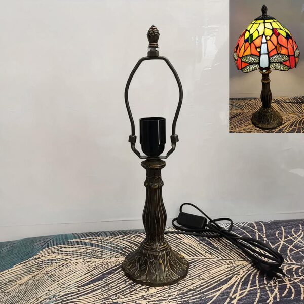 Pied de lampe de chevet en métal posé sur une table