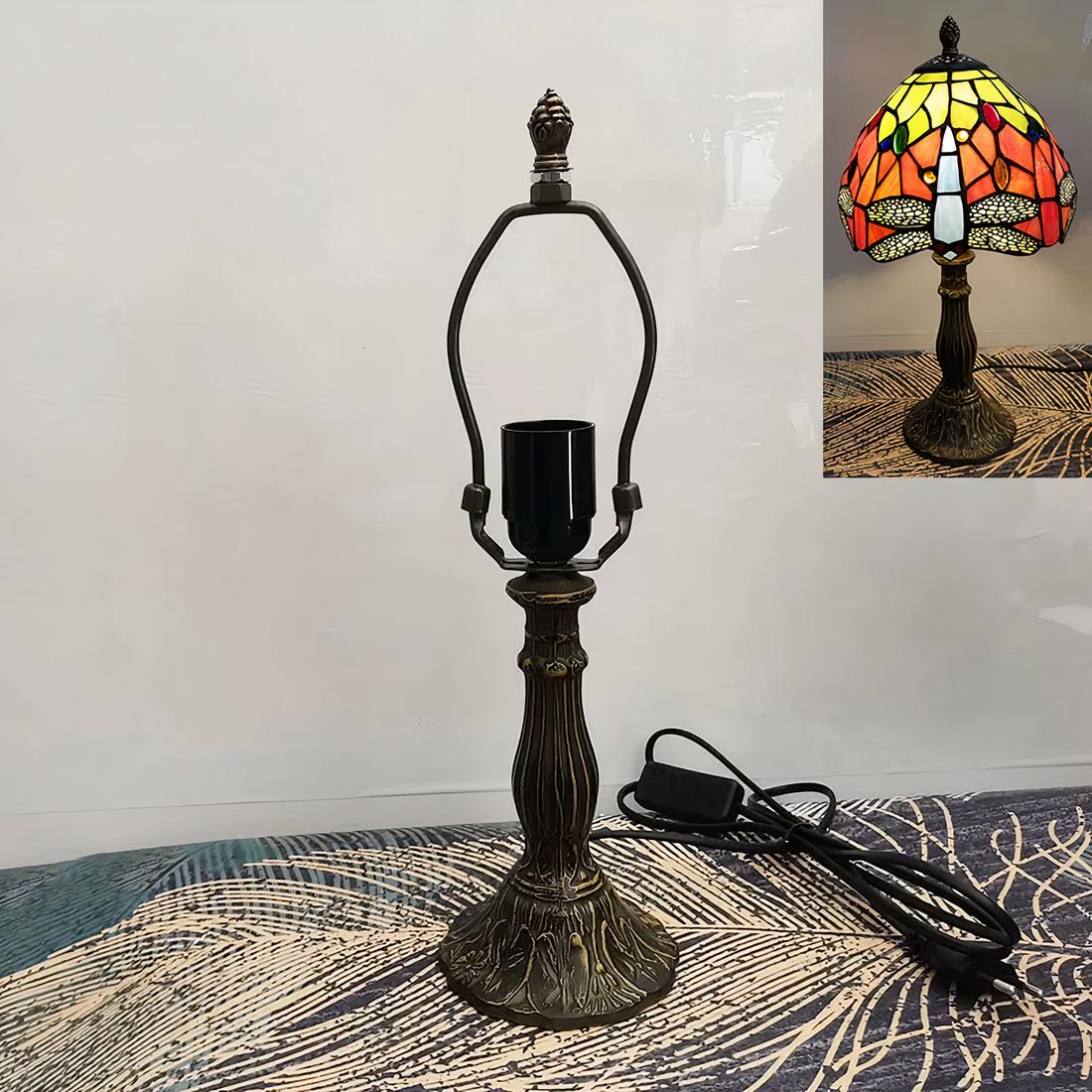 Pied de lampe de chevet en métal posé sur une table